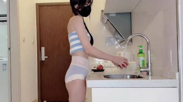 厨房猛操颜射粉嫩萝莉-粉色情人